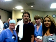 El actor estuvo muy amable y posó para fotos con pacientes y personal médico